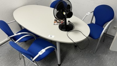 1 Tisch mit 4 Besucherstühlen